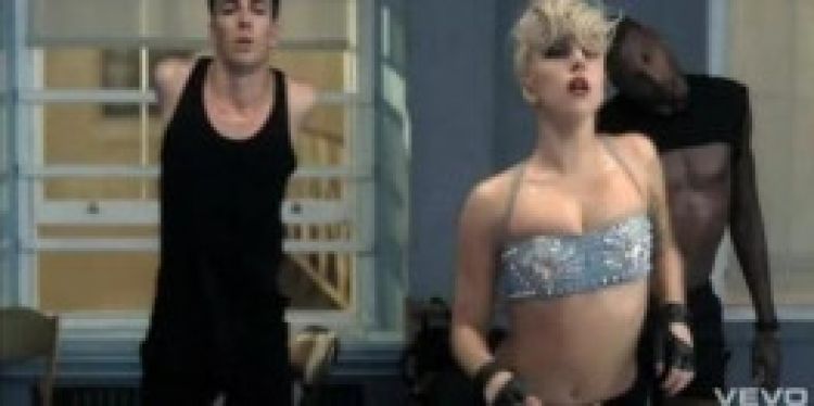 Outfituri extravagante si sexy in ultimul videoclip Lady Gaga! Cine sunt designerii?