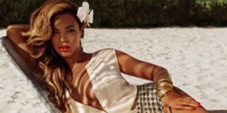 Poarta costumul de baie ca Beyonce