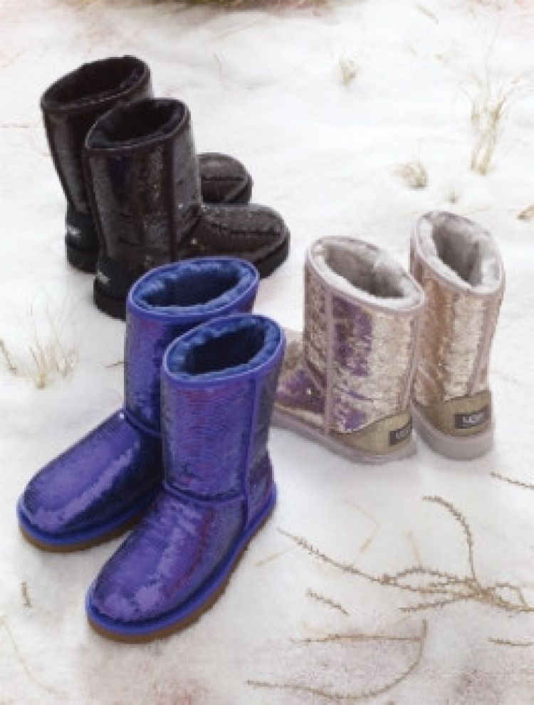 COLECTIA UGG HOLIDAY 2011: INCALTAMINTE CARE STRALUCESTE!