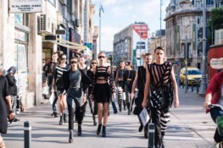 (P) â€žBlackâ€ by Gina Cas, fashion flashmob: inventia designerilor generatiei Z