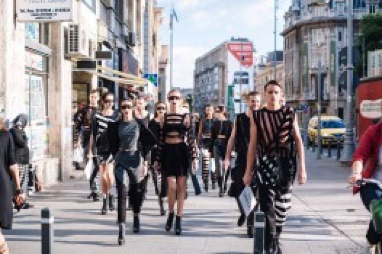 (P) „Black†by Gina Cas, fashion flashmob: inventia designerilor generatiei Z