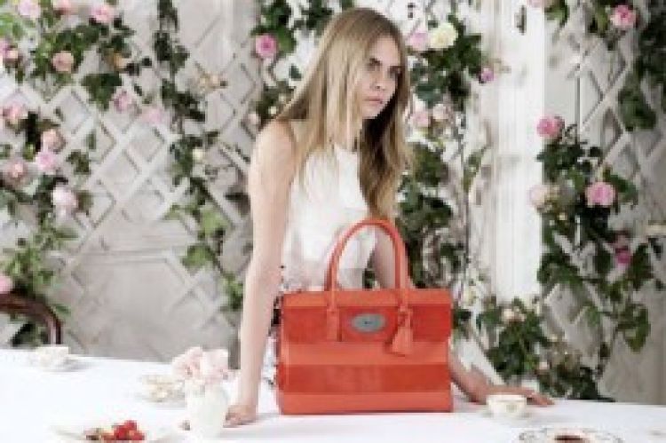 Cara Delevingne, intr-un pictorial incendiar pentru Mulberry!