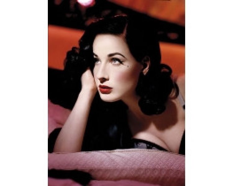 Lenjerie vintage, retro prezentata de Dita Von Teese